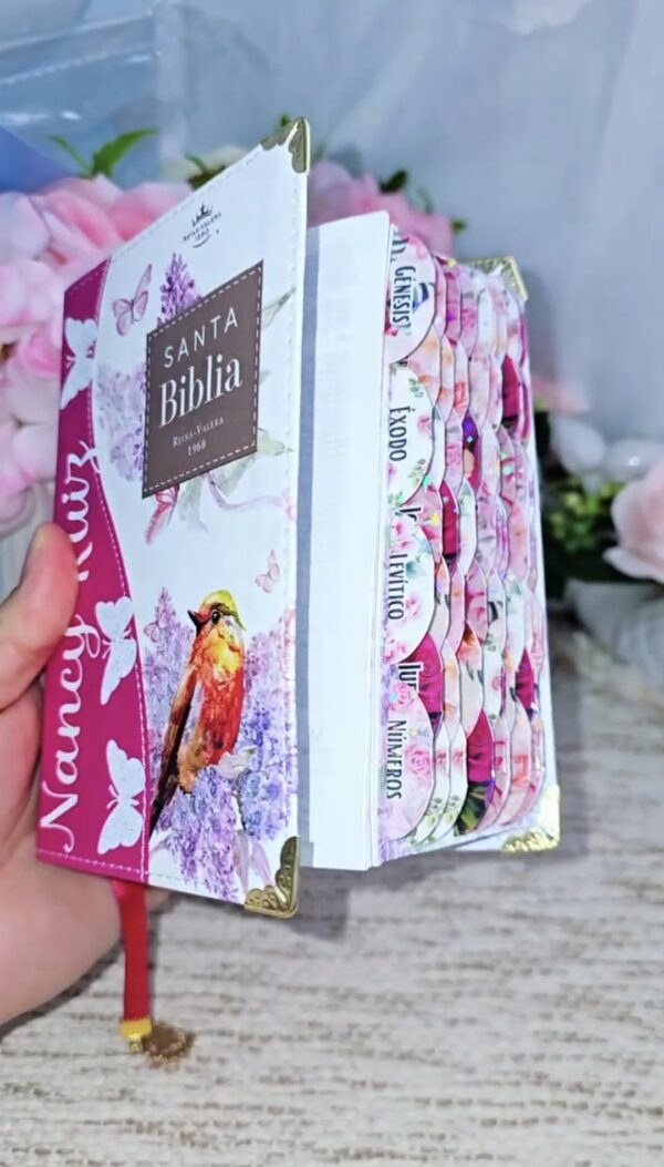 2024/10/1000456003.jpg Biblia de Bolsillo Fucsia Floral