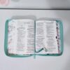 Biblia turquesa con mariposas