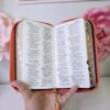 Biblia Chequera Coral y Beige