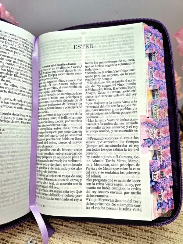 Biblia Morada RV 1960 con Cierre, Letra Grande y Diseño Floral
