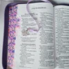 Biblia Morada RV 1960 con Cierre, Letra Grande y Diseño Floral