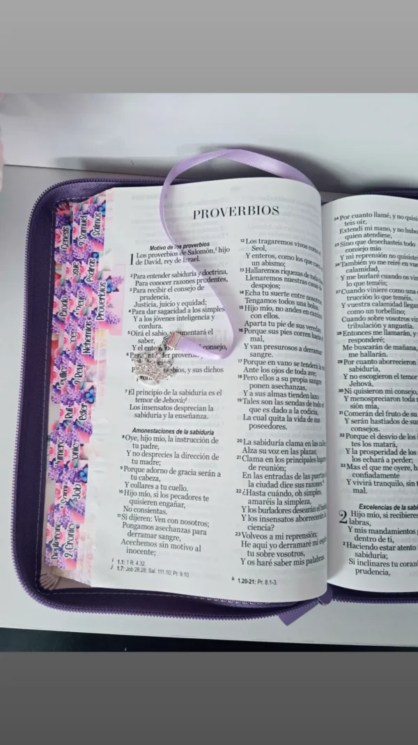 Biblia Morada RV 1960 con Cierre, Letra Grande y Diseño Floral