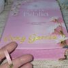 Biblia Letra Súper Gigante 19 puntos Mediana RV1960 imit piel rosa y canto con mensaje - Mujer Virtuosa