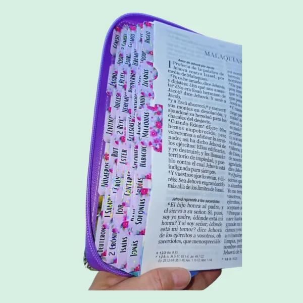 Biblia Floral Morada con cierre letra Gigante 14 Puntos