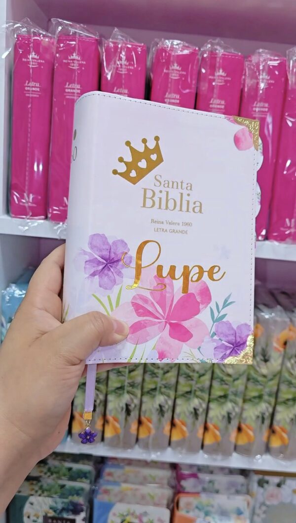2025/12/1000455225.jpg Biblia RVR 1960 Compacta Letra Grande 11 puntos Símil Piel Violeta Claro