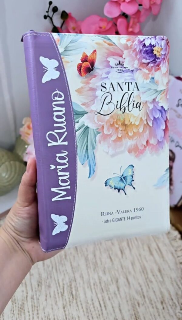 BIBLIA MORADA FLORAL CON MARIPOSA LETRA 14 PUNTOS RV1960